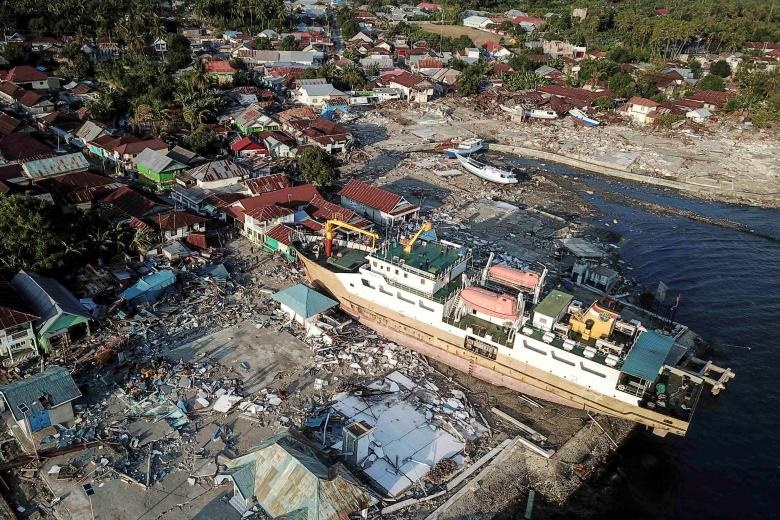 پس وقوع زلزله 7.3 ریشتری و سونامی اندونزی ، یک کشتی در ساحل در Wani دیده می‌شود